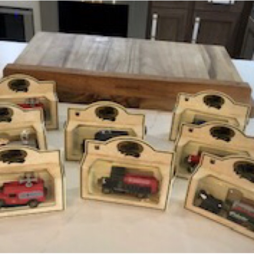 NWT Vintage 8 CHEVRON DIE CAST TRUCKS MADE IN ENGLAND BY LLEDO Models